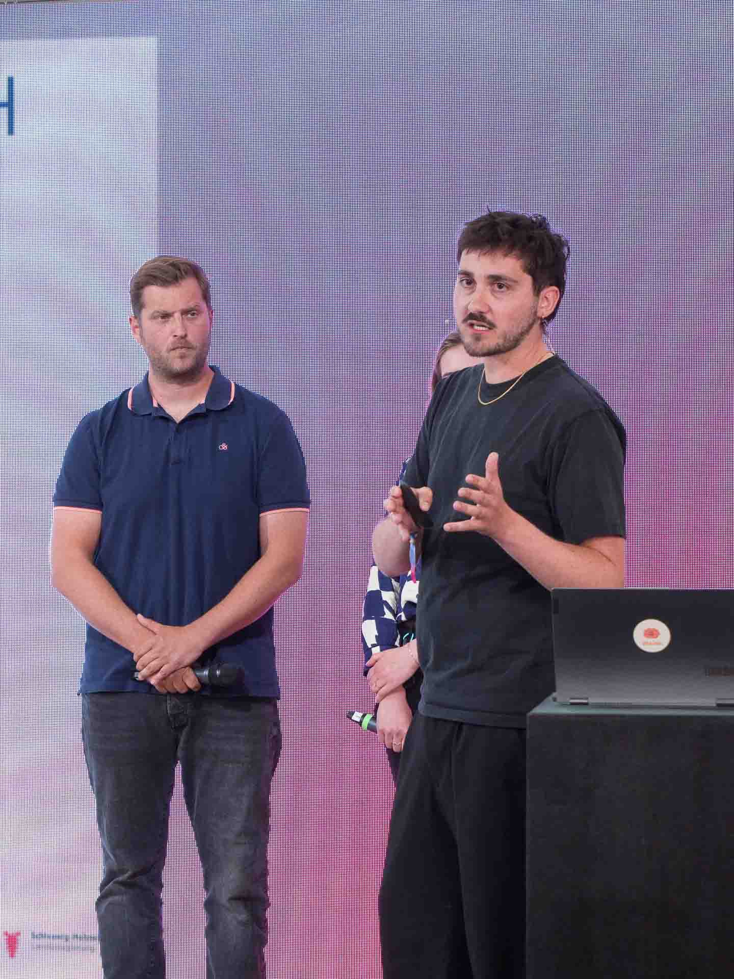 Josef Küstner (KI.SH) präsentiert zusammen mit Anna Kaune und Maximilian Laufenberg (beide UXMA GmbH & Co. KG) den Weg zur Carbster-App.